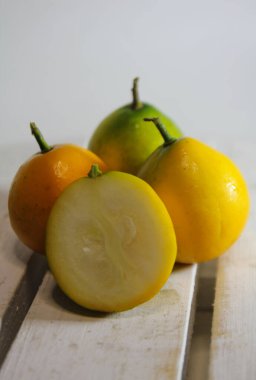 Ahşap zemin üzerinde sarı taze turuncu