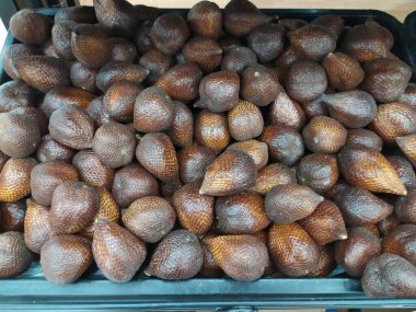 Süpermarkette satılık bir grup yılan otu.