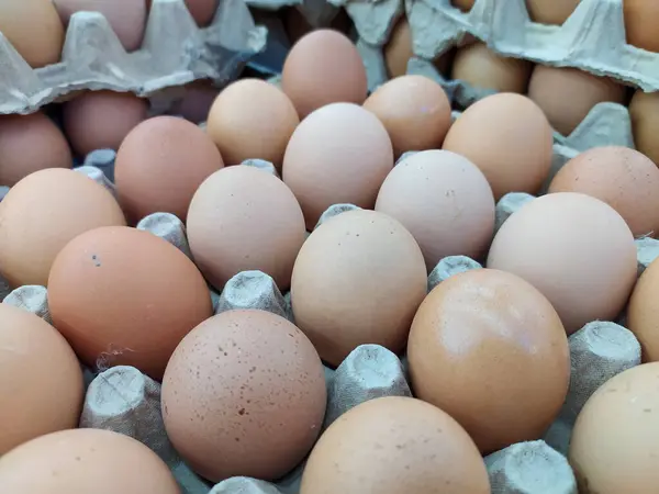 Pazarda taze tavuk yumurtası satışı.