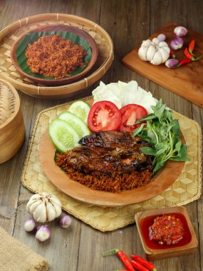 Acı soslu ızgara tavuk, çıtır çıtır ve taze sebze.