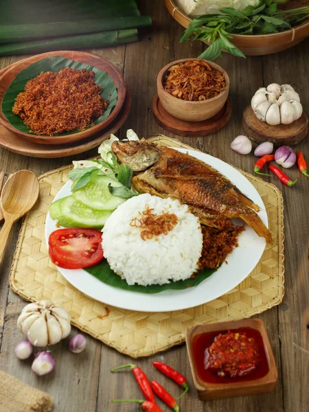 用辣椒酱和蔬菜煎淡水鱼 在木制桌子上服务 印度尼西亚食品 — 图库照片