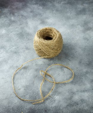 Ahşap bir arka planda fiber ip topları