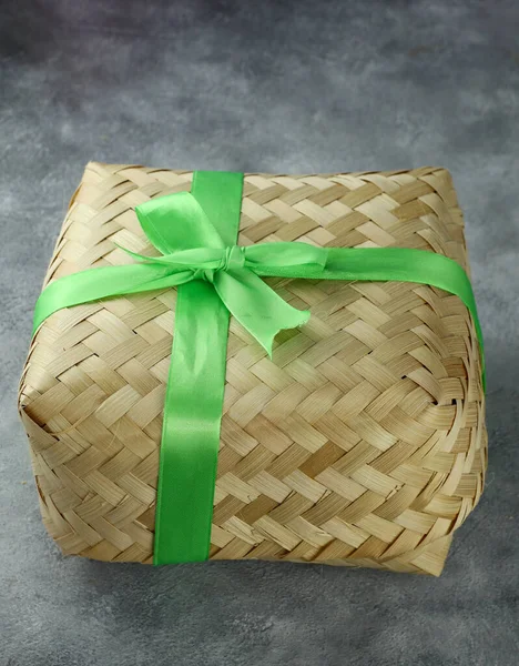 Small Woven Bamboo Container Tied Green Ribbon — Stockfoto