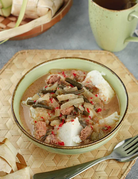 Balkabaklı ketupat, geleneksel Endonezya yemeği.