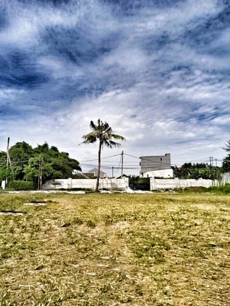 Futbol sahasında dramatik mavi gökyüzü, seçici odaklanma