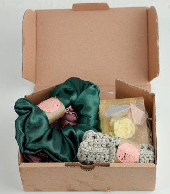 Beyaz arka planda ipek pembe ve yeşil tokalar bir çiçek. Aksesuarlar ve saç modelleri kavramı.