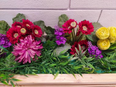 Seramik kapta çiçek demeti Renkli plastik çiçekler