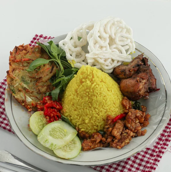 Nasi Kuning Atau Nasi Kuning Dalam Bentuk Kerucut Presentasi Hidangan — Stok Foto