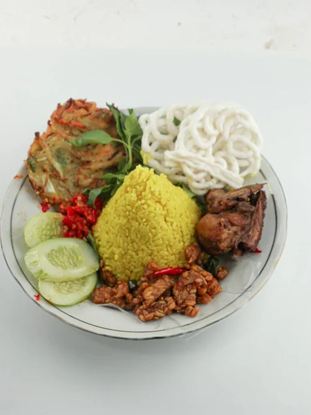 Nasi Kuning Atau Nasi Kuning Dalam Bentuk Kerucut Presentasi Hidangan — Stok Foto