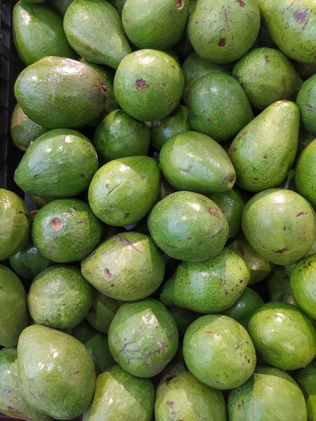 Frische Grüne Avocado Zum Verkauf Auf Dem Markt — Stockfoto