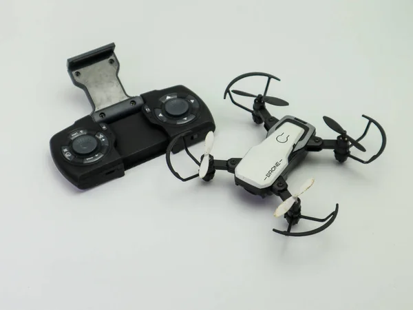 Drone Moderno Controller Con Smartphone Isolato Bianco — Foto Stock