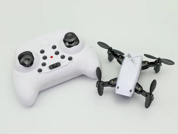 Drone Moderno Controller Con Smartphone Isolato Bianco — Foto Stock