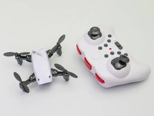 Drone Moderno Controller Con Smartphone Isolato Bianco — Foto Stock