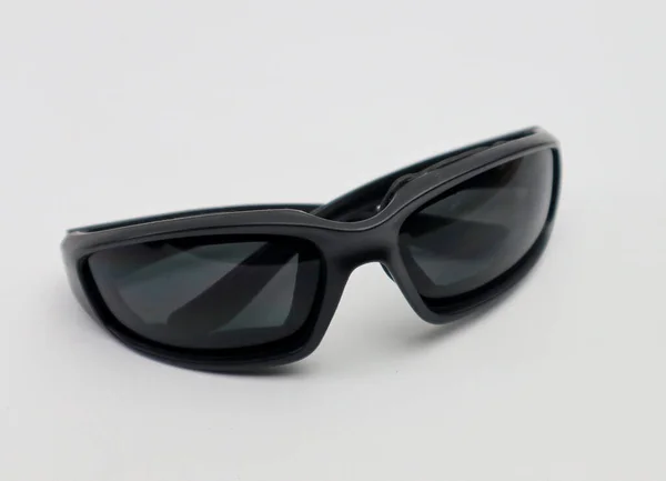 Μαύρο Σπορ Γυαλιά Ηλίου Απομονωμένο Λευκό Φόντο Επιλεκτική Εστίαση — Φωτογραφία Αρχείου