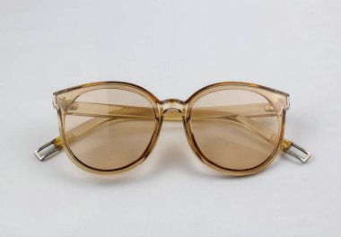 Fotoğraf stüdyosundaki moda bardaklarını kapat.