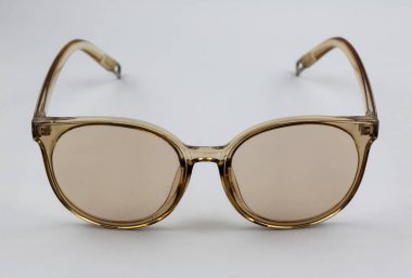 Fotoğraf stüdyosundaki moda bardaklarını kapat.