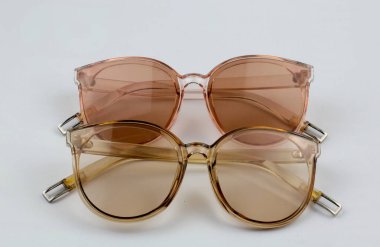 Fotoğraf stüdyosundaki moda bardaklarını kapat.