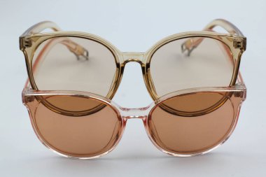 Fotoğraf stüdyosundaki moda bardaklarını kapat.