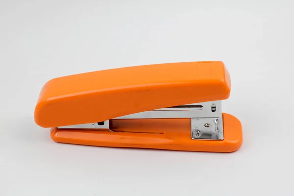 工作室白色背景的橙色大订书机 — 图库照片