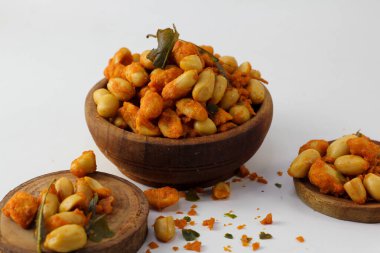 Kızarmış fıstık, tuzlu ve acı biberli. Kırmızı biberli fındık. Limon yapraklı baharatlı atıştırmalık.