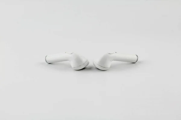 Білий Колір Використовуваних Навушників Білому Тлі — стокове фото