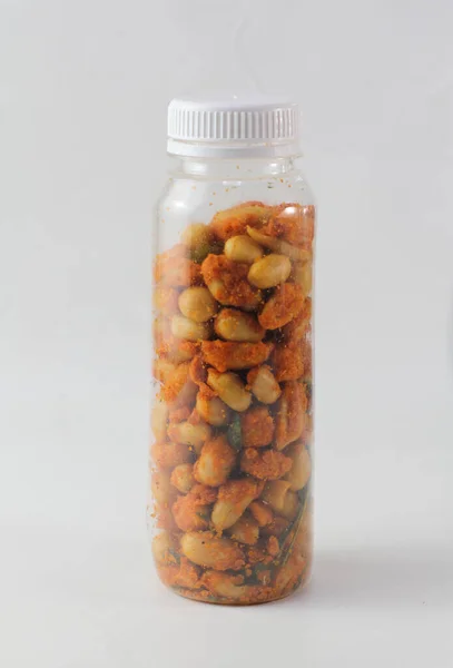 塩と唐辛子で揚げクリスピーピーナッツ チリ入りのナッツ ライムの葉のスパイシーなスナック — ストック写真
