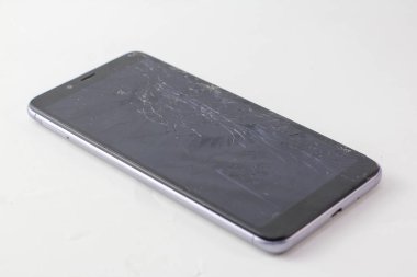 Kırık ekran LCD 'li cep telefonu, bir sürü çatlak ve küçük cam parçaları var.