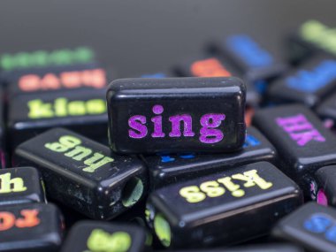 Plastik blok motivasyon kavramı üzerine yazılmış kelime