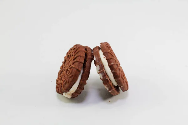 Schokoladenkekse Mit Zuckercreme Überzogen Foto Auf Weißem Hintergrund — Stockfoto