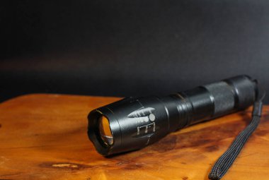 LED El feneri Kara karanlık çevre düşük ışık