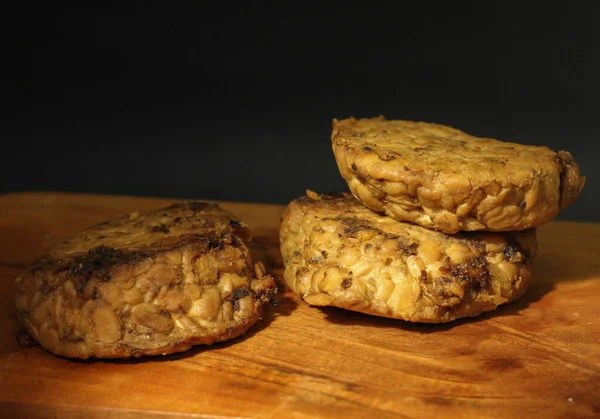 Tempe Bacem Veya Ahşap Tabakta Tempeh Orta Cava Endonezya Baharatlı — Stok fotoğraf