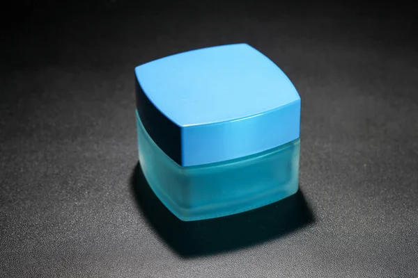 Blauwe Vierkante Cosmetische Fles Weinig Licht Fotostudio — Stockfoto