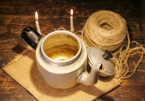 古老的旧茶壶 一个老式金属茶壶 坐在一个光线昏暗的木制桌子上 — 图库照片