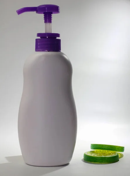 白色肥皂瓶 无品牌紫色帽子 化妆品包装 白色底色 — 图库照片
