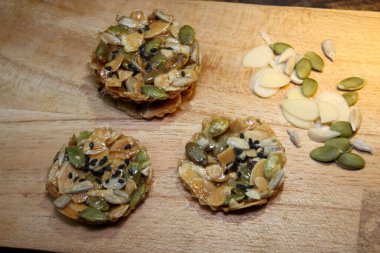 Tahta arka planda Floransa kurabiyelerinin seçici odak noktası