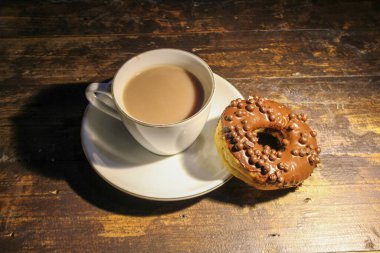 Çikolatalı çörek ve bir fincan çikolatalı süt.