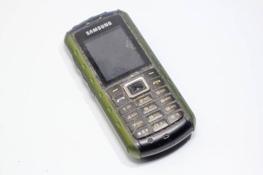Jawa Barat Endonezya - 10 Temmuz 2022: Eski cep telefonları kullanılmış ve modası geçmiş, eski Samsung monil telefon b2100