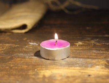 yanan mum fotoğraf stüdyosu mor mum altın ışık