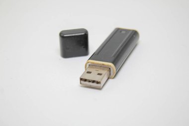 Beyaz arkaplanda izole edilmiş eski USB çubuğu veya usb flaş diski