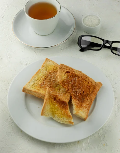 Bir Fincan Çayla Servis Edilen Tereyağlı Tost Şekerli — Stok fotoğraf