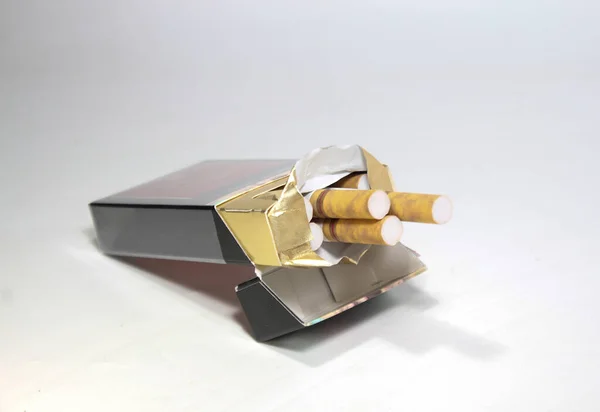 Maço Cigarros Isolado Fundo Branco — Fotografia de Stock
