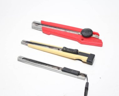 Beyaz arka planda izole edilmiş bıçaklı kağıt kesicisi.