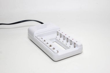 Pilleri olmayan şarj aleti beyaza izole edilmiş.