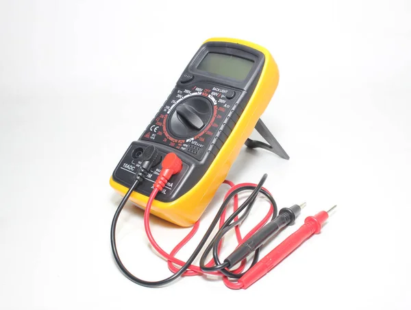 Digital Multimeter Dengan Probe Dan Tampilan Pada Latar Belakang Putih — Stok Foto