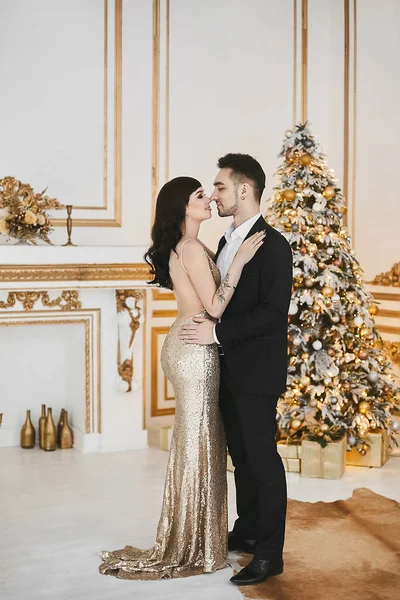 Tiro de um jovem casal feliz apaixonado celebrando o Natal. feriados e celebração conceito — Fotografia de Stock