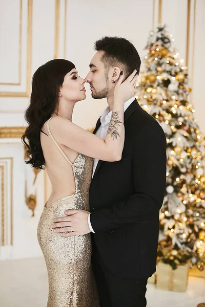 Feliz jovem casal caucasiano goza de férias de inverno de lazer no interior de luxo decorado para o Natal — Fotografia de Stock