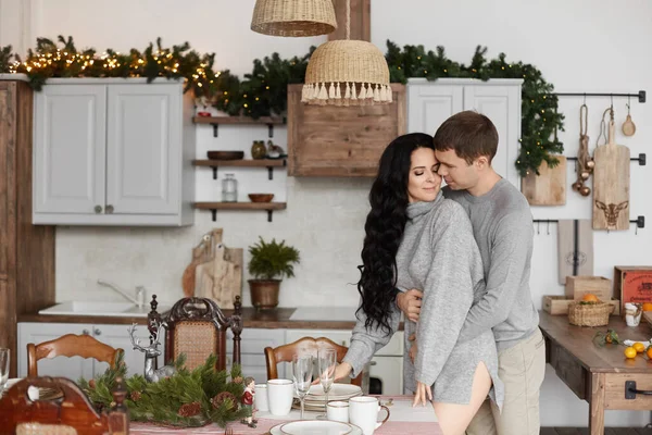 Dolce coppia di giovani amanti in posa presso la cucina decorata la mattina di Natale — Foto Stock