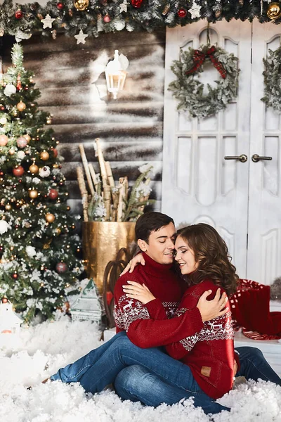 Doux couple d'amoureux en vêtements de Noël posant à l'intérieur décoré de Noël — Photo
