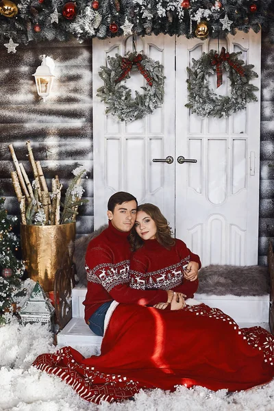 Doux couple d'amoureux en vêtements de Noël posant à l'intérieur décoré de Noël — Photo