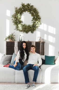 Güzel genç çift Noel desenli çoraplarını giyer.